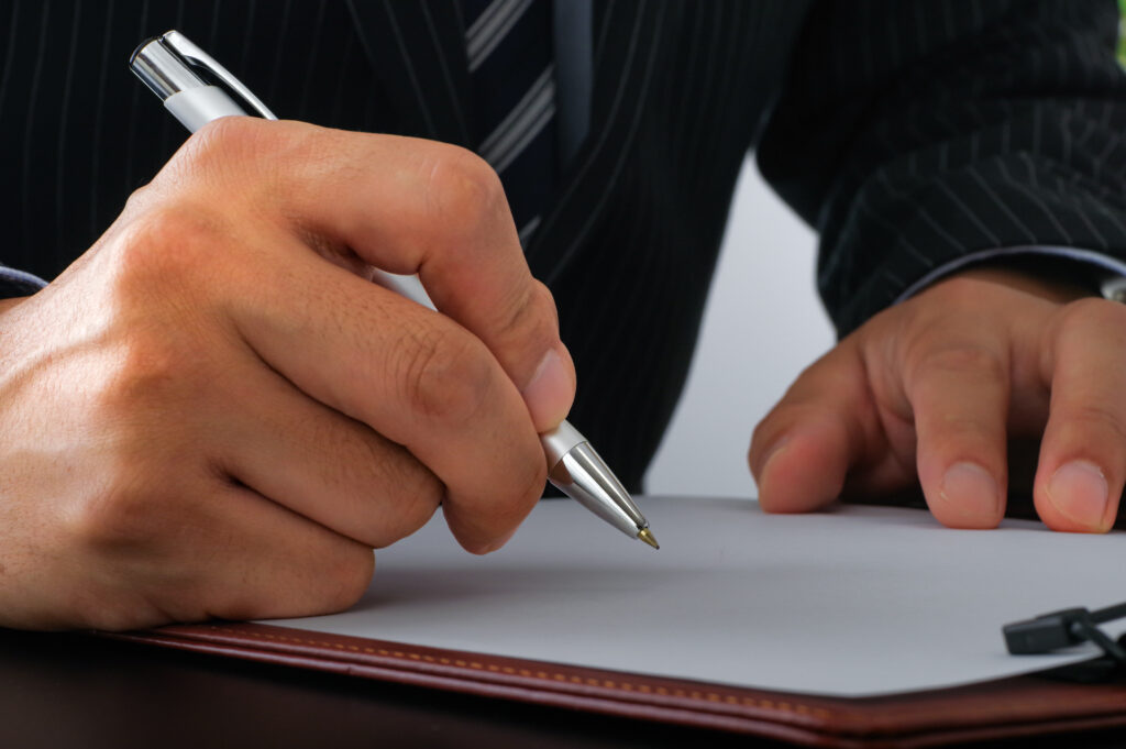 書類にサインをする人
